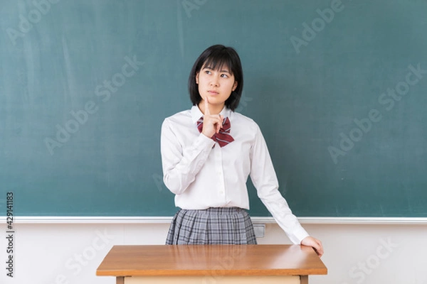 Fototapeta 笑顔の学生　考える　教室　黒板