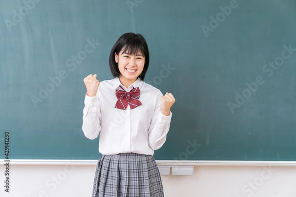 Fototapeta 笑顔の学生　教室　黒板