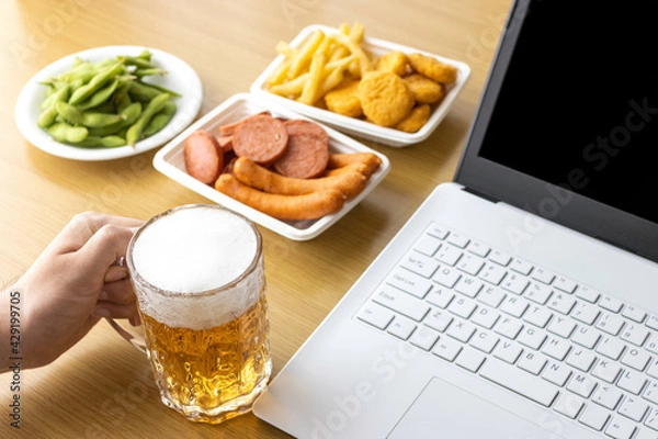 Fototapeta 家で、ノートパソコンを使い、オンライン飲み会するイメージ