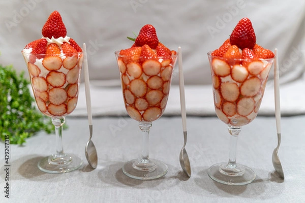Obraz いちごたっぷりのフルーツパフェ
