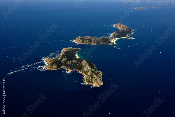 Fototapeta aerial view of the Cies Islands and Ons Island 
