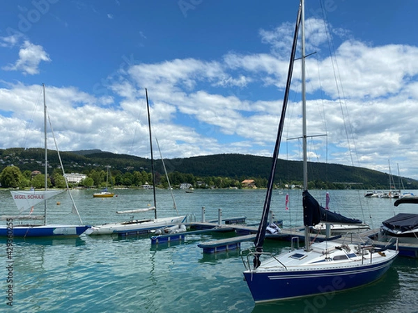 Obraz blaues segelboot, segelboote am steg, segelboot, wörthersee, segeln velden, steg, bootssteg, sommer, kärnten