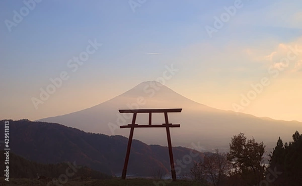 Obraz Late afternoon view of the silhouette of a torii gate with Mount Fuji visible in the background