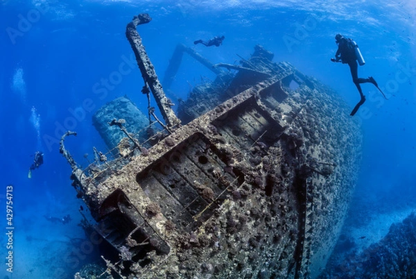 Obraz Divers exploring the outside of a shipwreck