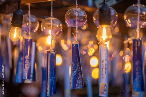 Fototapeta 大阪府三島郡島本町の神社・水無瀬神宮の風鈴祭り「招福の風」のライトアップ