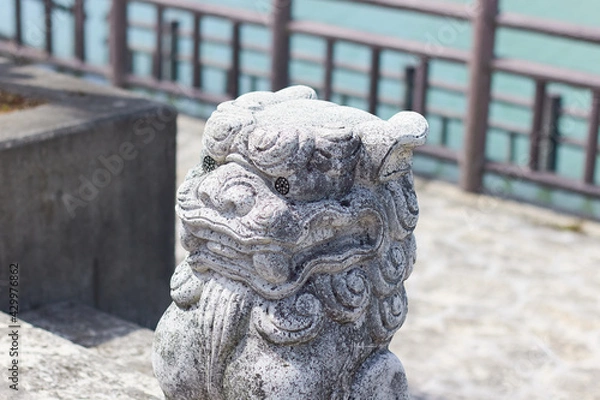 Fototapeta 海沿いにある白いシーサー／沖縄県与那原町