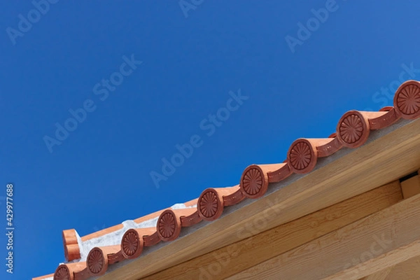 Fototapeta 青い空と赤瓦の屋根／沖縄県与那原町