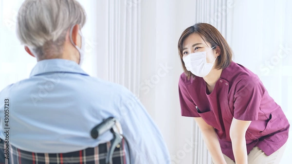 Fototapeta マスクをしたシニア男性エッセンシャルワーカー