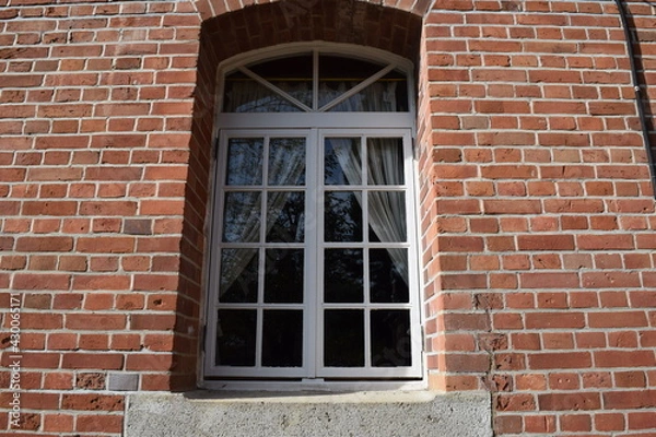 Fototapeta 白い窓枠 赤レンガ壁