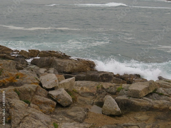 Fototapeta waves crashing on rocks