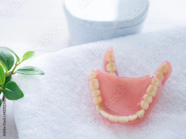 Fototapeta 人工歯、総入れ歯　オーラルヘルスケアのイメージ

