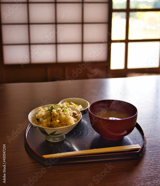 Obraz 和室で食べる和食　炊き込みご飯と味噌汁