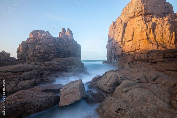 Fototapeta photo de vagues en pose longue sur la Côte de granit rose