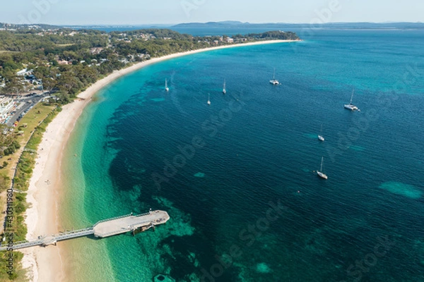 Obraz Widok z lotu ptaka Shoal Bay Foreshore i nabrzeże spoglądający na zachód nad wodami Aqua w Port Stephens w Australii.