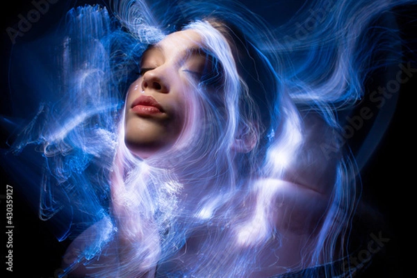 Fototapeta lightpainting portrait, new art direction, long exposure photo without photoshop, light drawing at long exposure
