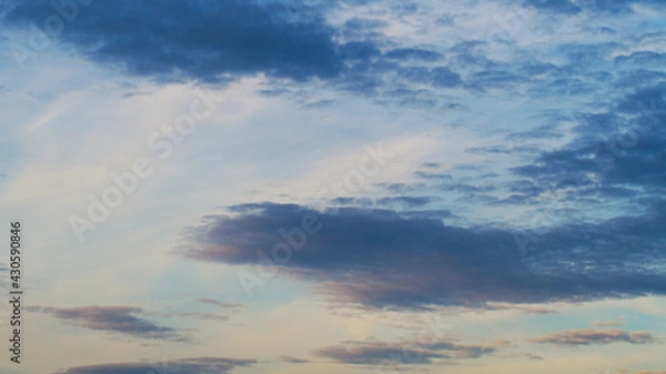 Fototapeta Bancs de Cirrocumulus et de Cirrostratus, à l'avant d'une perturbation atlantique