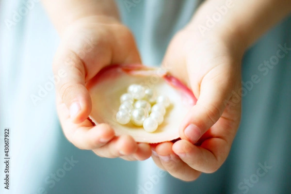 Obraz Children's hands hold oyster shell with pearls	