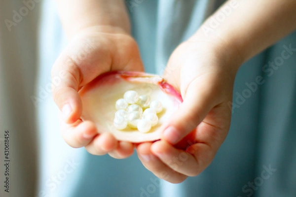 Obraz Children's hands hold oyster shell with pearls	