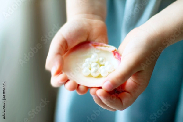 Obraz Children's hands hold oyster shell with pearls	