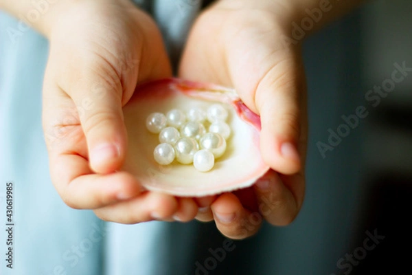 Obraz Children's hands hold oyster shell with pearls	