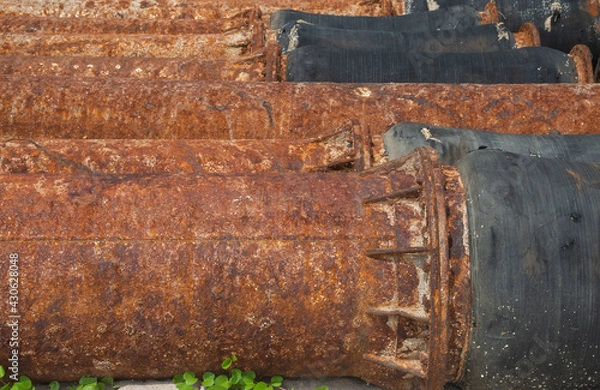 Fototapeta A rusty on oil pipeline