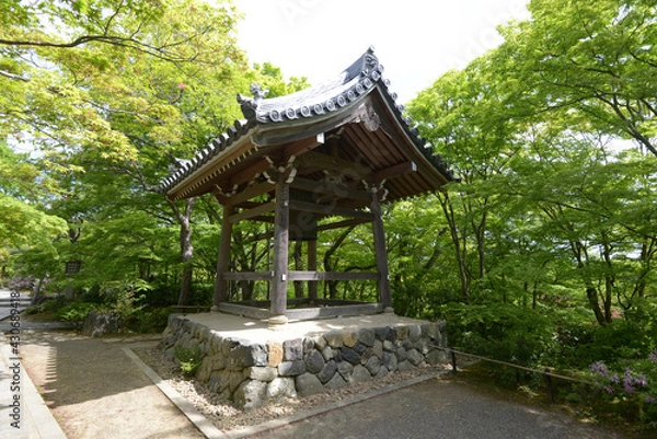 Fototapeta 新緑の常寂光寺　鐘楼　京都市嵯峨