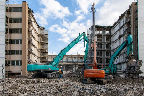 Obraz 重機で解体される古い団地（北区・東京）