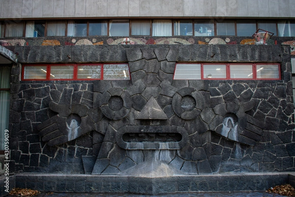 Obraz Prehispanic sculpture and fountain on a stone wall