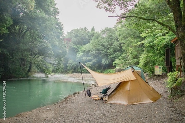 Fototapeta 川辺でキャンプ