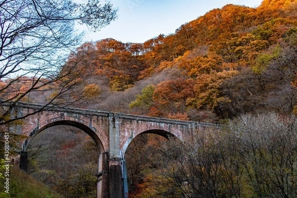 Obraz 紅葉で色づく山々と赤レンガのめがね橋