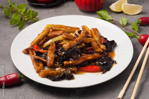 Obraz Eggplant strips in Yu Xiyan sauce with bell pepper, mushrooms and carrots