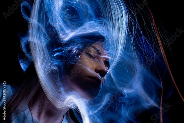 Fototapeta lightpainting portrait, new art direction, long exposure photo without photoshop, light drawing at long exposure	
