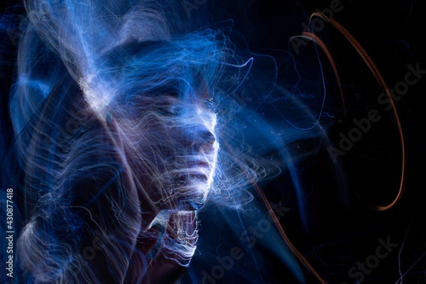 Fototapeta lightpainting portrait, new art direction, long exposure photo without photoshop, light drawing at long exposure	
