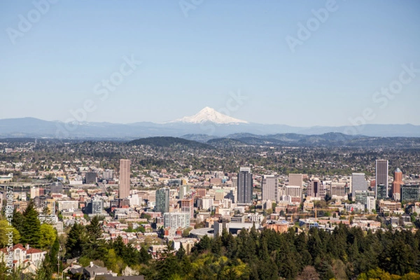 Fototapeta The Overlook of the City of Portland Oregon with Mt. Hood in the distance.