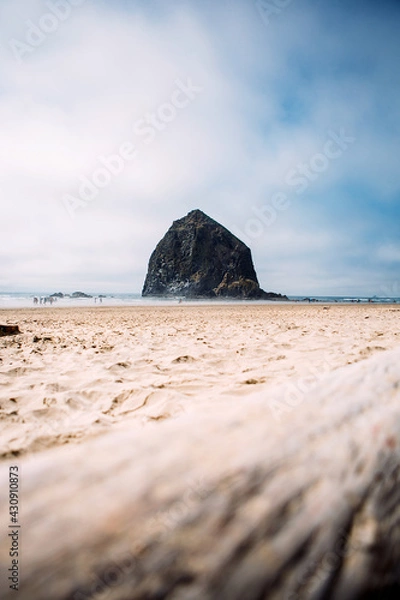 Fototapeta Natural Hay stack rocks in the Pacific Ocean and beach in Canon Rock Beach, Oregon