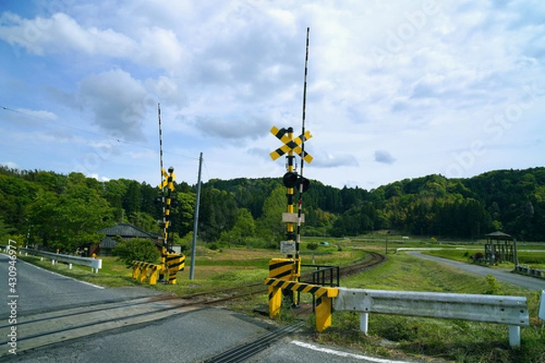 Obraz 日本の田舎のローカル線　単線の踏切の風景