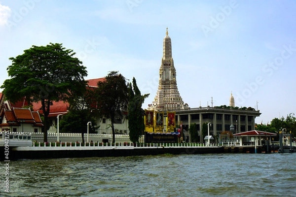 Obraz タイ　チャオプラヤー川の川辺にたたずむ壮大な尖塔の仏教寺院「ワット　アルン ラーチャ ウォラマハーウィハーン」のボート乗り場