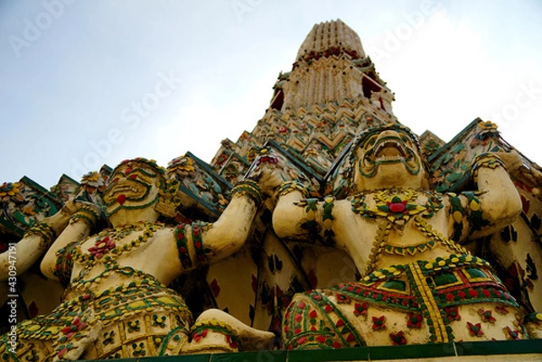 Obraz タイ　チャオプラヤー川の川辺にたたずむ壮大な尖塔の仏教寺院「ワット　アルン ラーチャ ウォラマハーウィハーン」