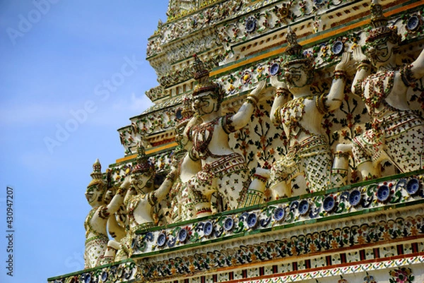 Obraz タイ　チャオプラヤー川の川辺にたたずむ壮大な尖塔の仏教寺院「ワット　アルン ラーチャ ウォラマハーウィハーン」