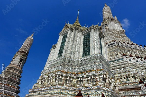 Obraz タイ　チャオプラヤー川の川辺にたたずむ壮大な尖塔の仏教寺院「ワット　アルン ラーチャ ウォラマハーウィハーン」