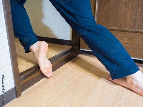 Obraz 【バリアフリー】住宅の危険　段差で転倒