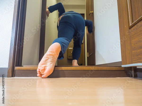 Obraz 【バリアフリー】住宅の危険　段差で転倒