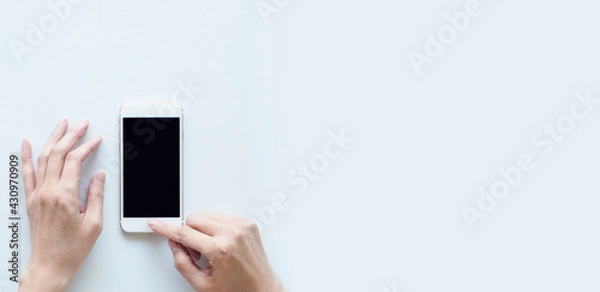 Fototapeta スマートフォンを操作する女性の手
