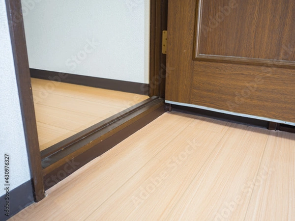 Obraz 【バリアフリー】住宅の危険　段差で転倒