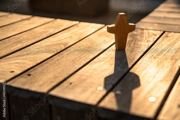 Fototapeta 어느 늦은 오후의 석양과 나무십자가 