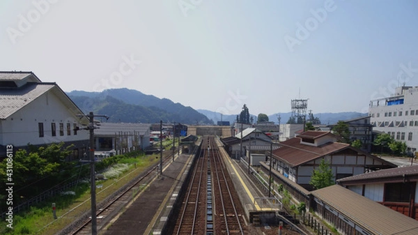 Fototapeta 飛騨古川駅の跨線橋から見下ろす線路とホーム（高山線）／岐阜県飛騨市
