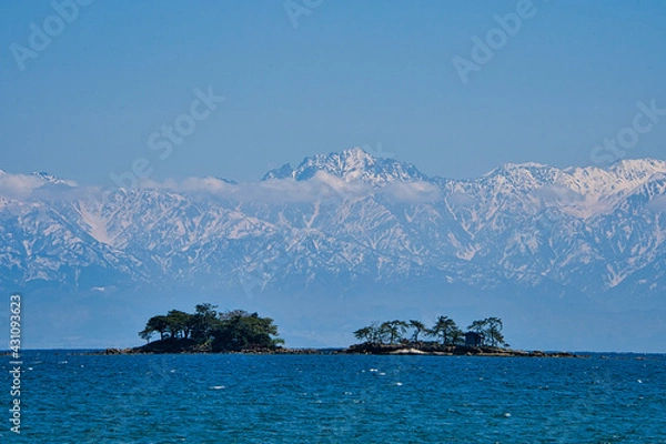 Fototapeta 残雪の立山と虻ヶ島