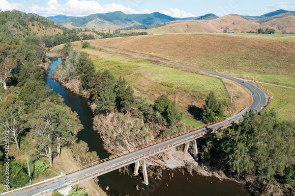 Obraz Thunderbolts Way crosses the Barnard River on a one-lane bridge north of Gloucester, NSW, Australia.