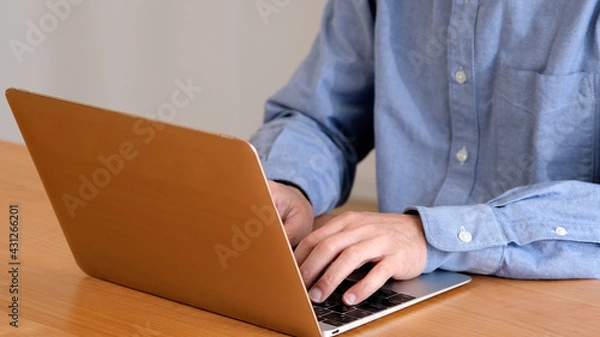 Fototapeta インターネットサーフィンを楽しむシニア男性