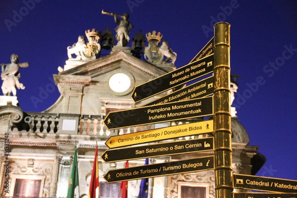 Fototapeta Indications of places of interest to visit in Pamplona at night, in front of the town hall
